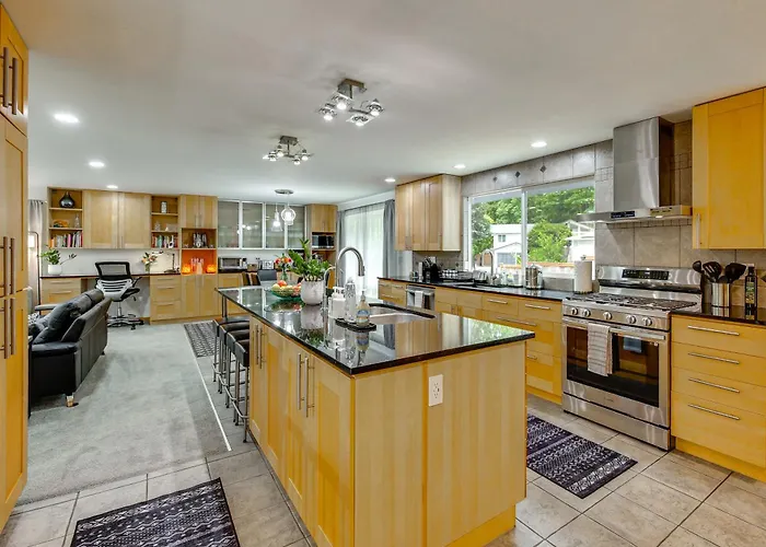 Redmond Retreat W/ Fenced Yard & Ev Charger